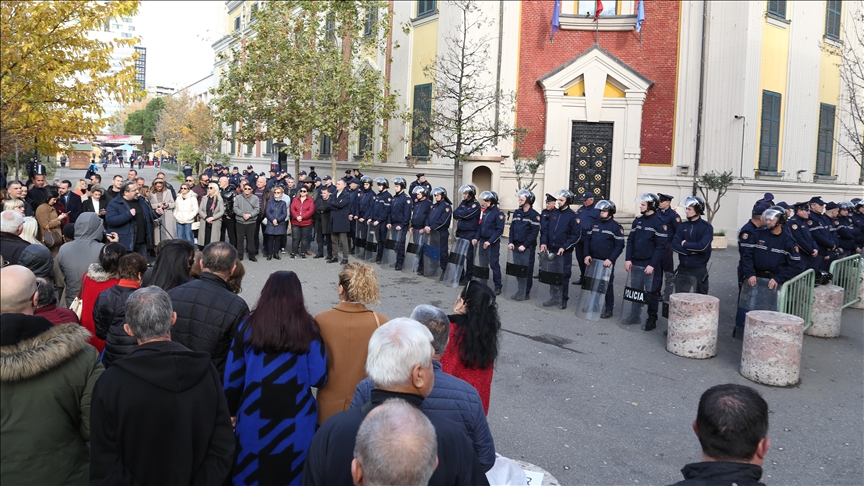 Vazhdojnë protestat para Bashkisë së Tiranës