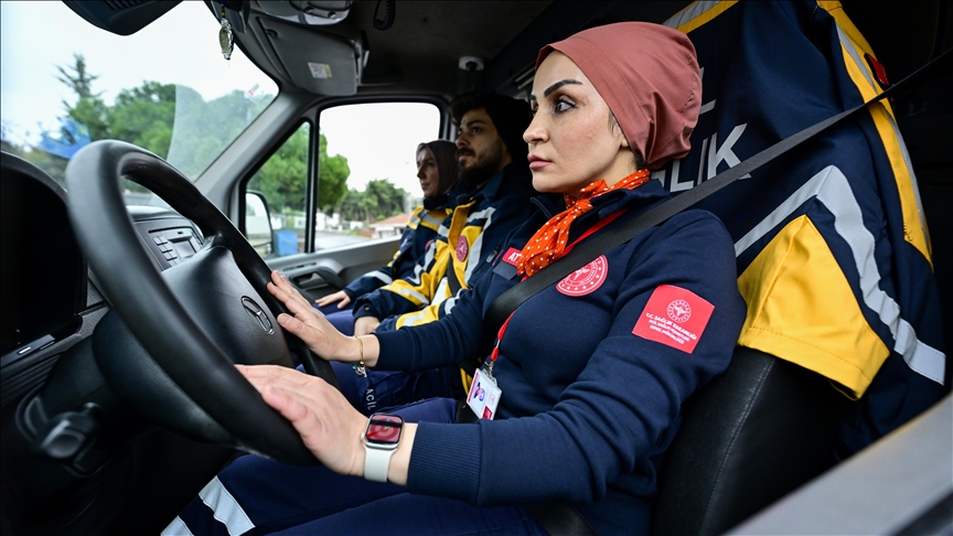 İstanbul'un kadın ambulans şoförleri hayat kurtarmak için zamanla yarışıyor