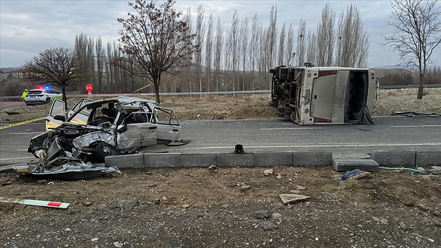 Nevşehir'de otomobille öğrenci servisinin çarpıştığı kazada 1 kişi öldü, 23 kişi yaralandı