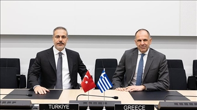 وزير الخارجية التركي يلتقي نظيره اليوناني في بروكسل