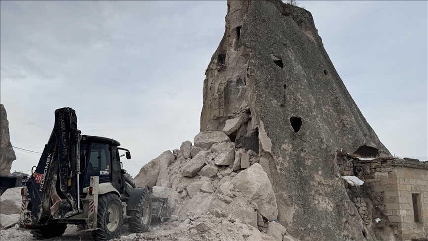Kapadokya'da peribacasındaki çökme anı güvenlik kamerasında