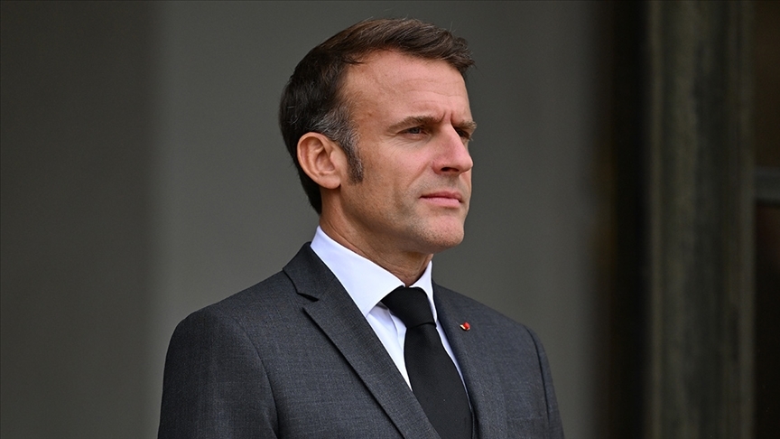 Fransa'da hükümetin düşmesi üzerine yapılan istifa çağrılarını reddeden Macron, yeni başbakan atayacak