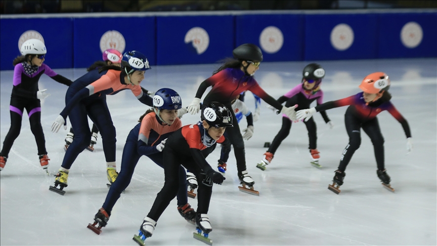 Milli buz patenciler, olimpiyat kotası için piste çıkacak