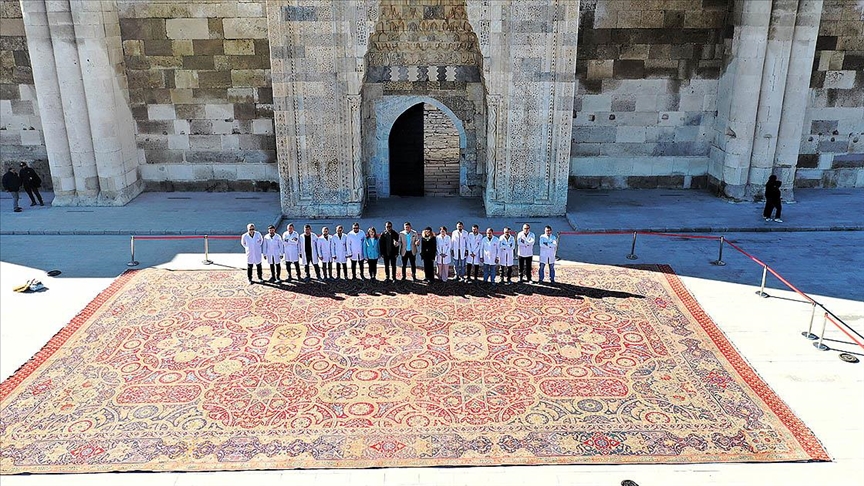 Aksaray'da restore edilen 161,5 metrekarelik tarihi Hereke halısı Hollanda'ya uğurlandı