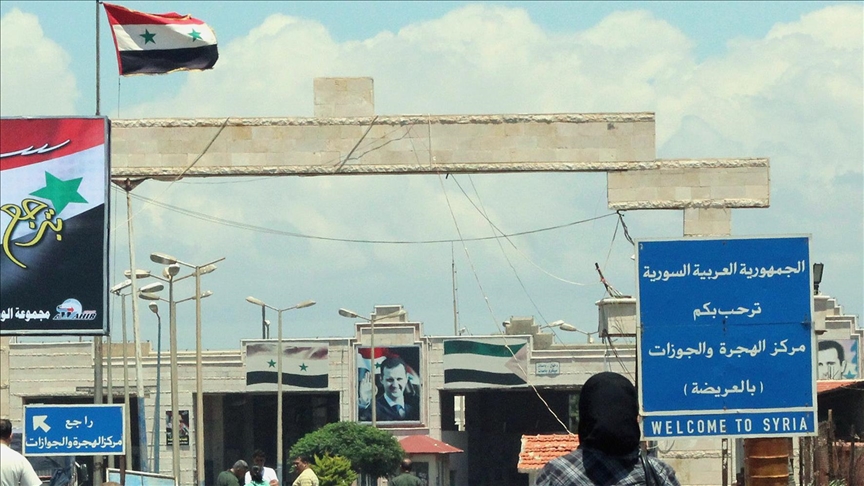 Lebanon closes border crossings with Syria