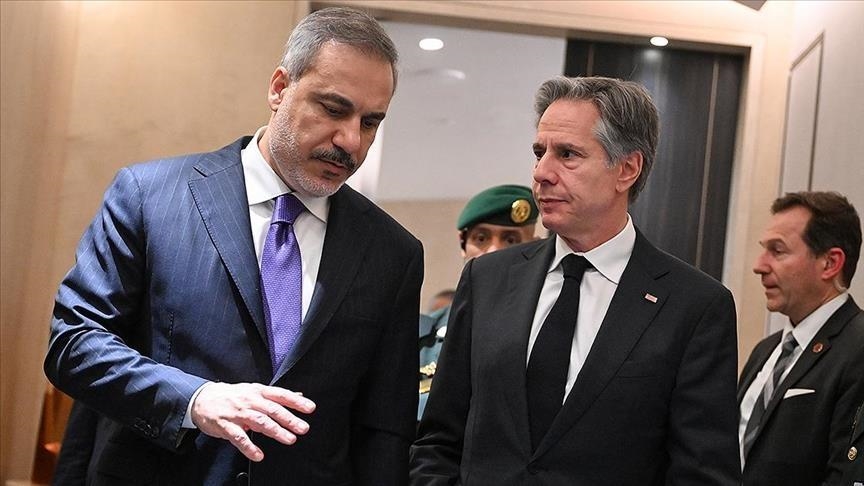 فيدان لبلينكن: يجب عدم السماح للإرهابيين بالاستفادة من الفوضى بسوريا 