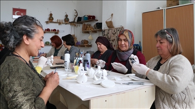 Kooperatif kuran kadınlar atık malzemelerden süs eşyaları üretiyor