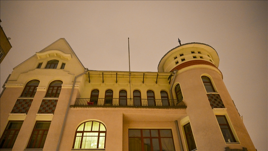 Le drapeau du régime Baas abaissé sur l'ambassade de Syrie à Moscou