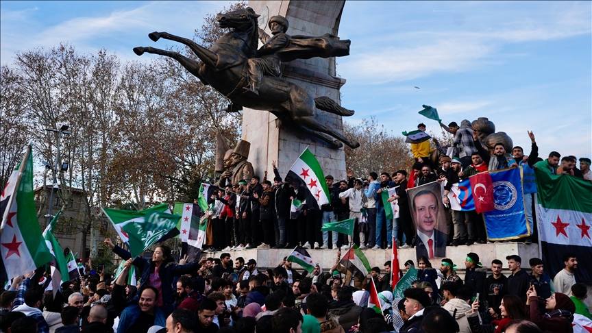 سوريون يحتفلون بسقوط نظام الأسد في إسطنبول