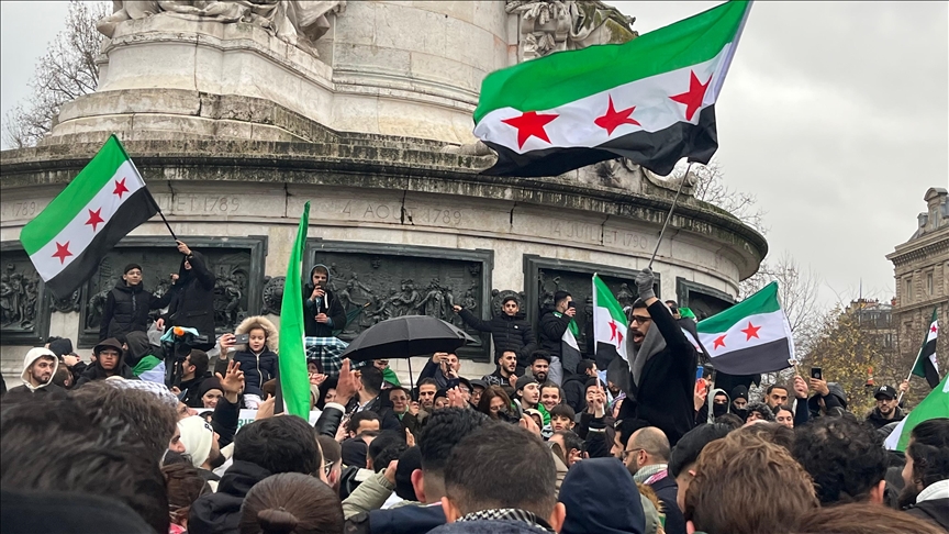 France : Des centaines de personnes en liesse à Paris pour célébrer la chute de Bachar al-Assad