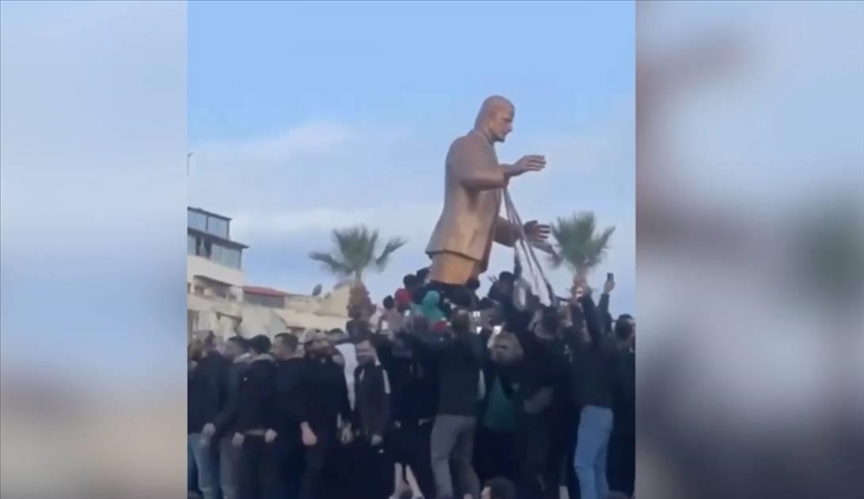 Syrie : démolition des statues de Hafez al-Assad après la chute du régime Baas