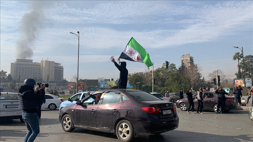 Сирийцы сносят памятники Хафезу Асаду