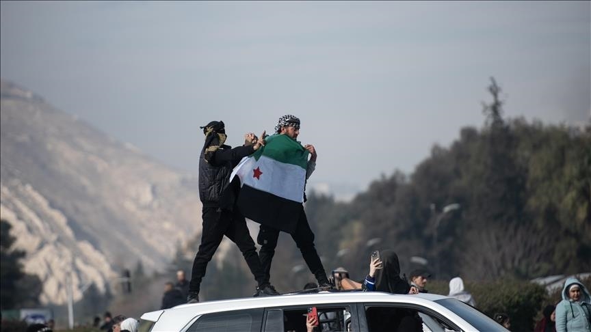 تركيا.. سوريون يحتفلون بإسقاط نظام الأسد