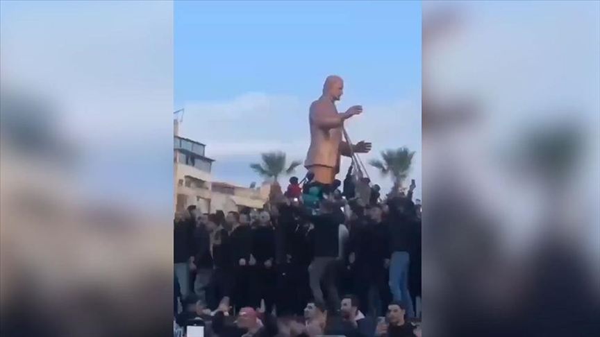 With regime toppled, Syrians take down statues of late Hafez al-Assad