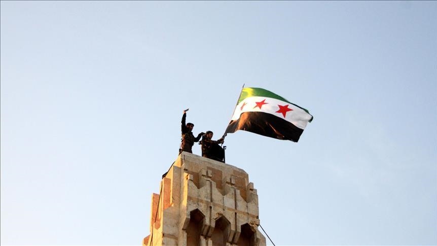 جایگزینی پرچم رژیم بعث با «پرچم انقلاب سوریه» در سفارت مسکو