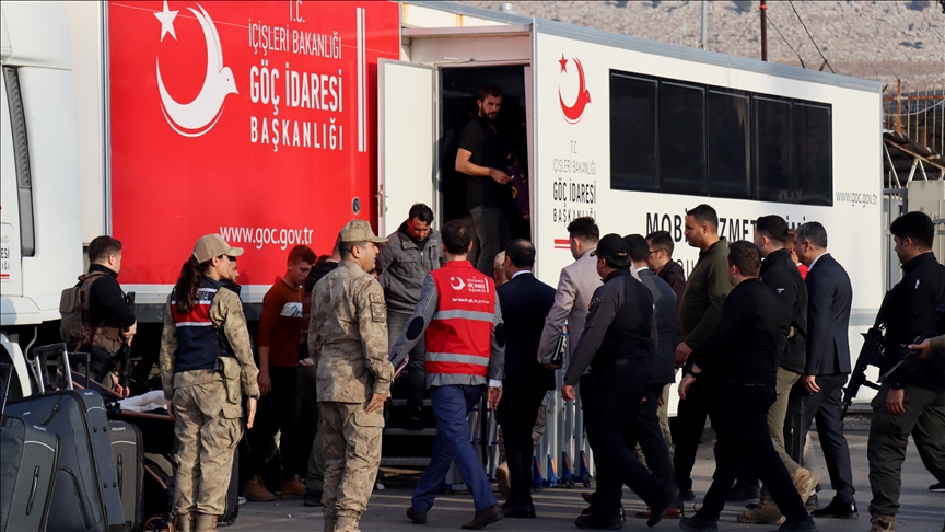 Ülkelerine dönen Suriyeliler için Hatay sınırında mobil hizmet aracı konuşlandırıldı