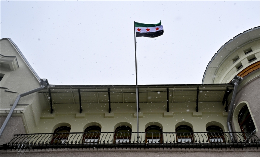 Nova zastava Sirije na ambasadi u Moskvi