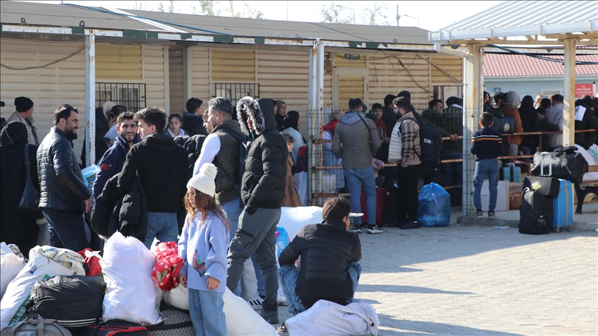 Esed rejiminin devrilmesinin ardından Türkiye'deki Suriyeliler ülkelerine dönüyor