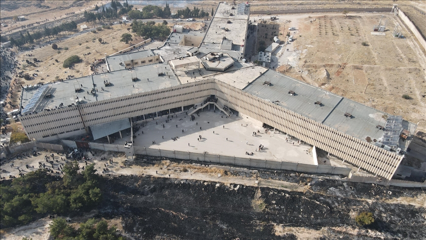 دمشق.. عائلات تواصل "انتظار الأمل" أمام سجن صيدنايا (تقرير)