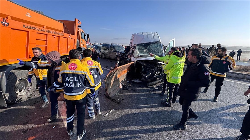 Van'da iki ayrı zincirleme trafik kazasında 1 kişi öldü, 51 kişi yaralandı