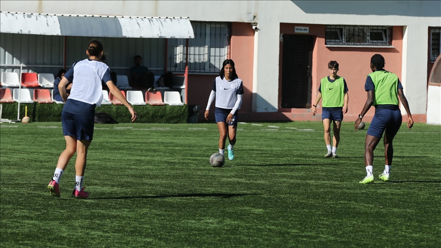 "Kız çocukları futbol mu oynar" algısını yıkan kadın futbolcular