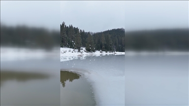 Karabük'teki Eğriova Göleti'nin yüzeyi buz tuttu 