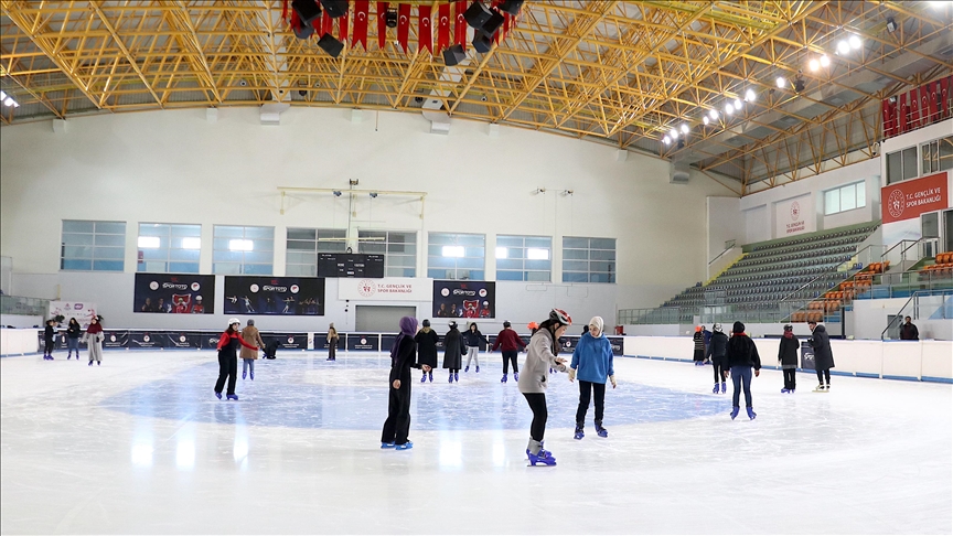 Üniversite eğitimi için kış şehri Erzurum'a gelen öğrenciler buz pateniyle tanışıyor