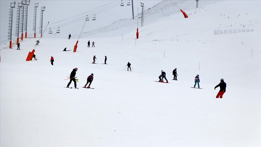 Palandöken Kayak Merkezi hafta içinde de doluyor