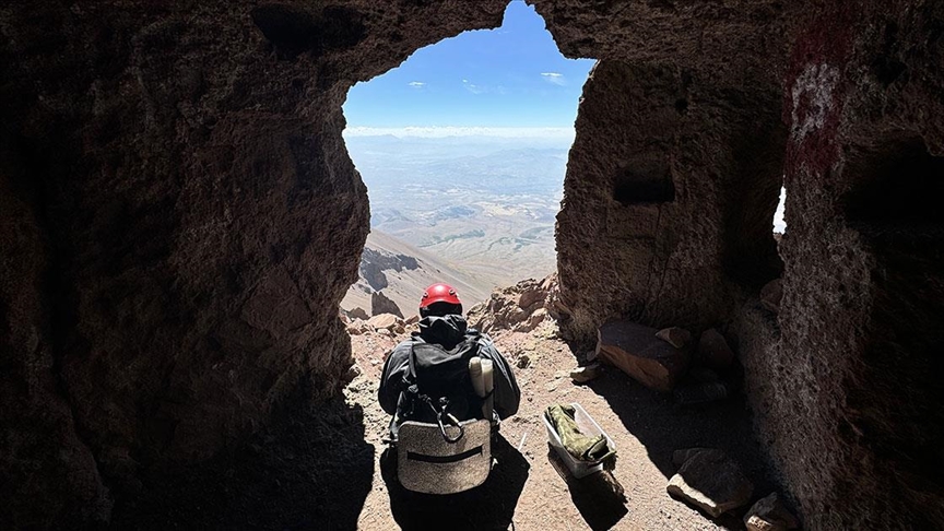 Erciyes'in zirvesindeki mağarayı görmek isteyenler 3 bin 917 metre tırmanıyor