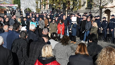 Vazhdojnë protestat para Bashkisë së Tiranës