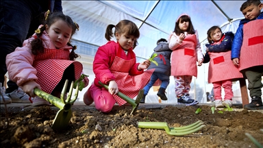 Osmaniye'deki anaokulunda her sınıfın bir sebze bahçesi ve bakımını üstlendiği hayvanı var