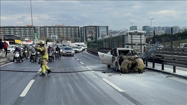 Küçükçekmece D100 kara yolunda otomobilde çıkan yangın söndürüldü