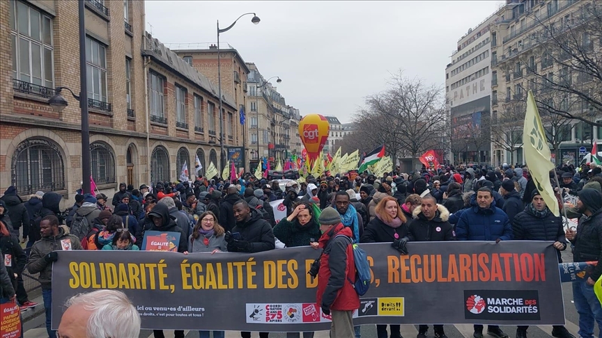 À Paris, des centaines de manifestants défilent pour les droits des migrants et en soutien à la Palestine