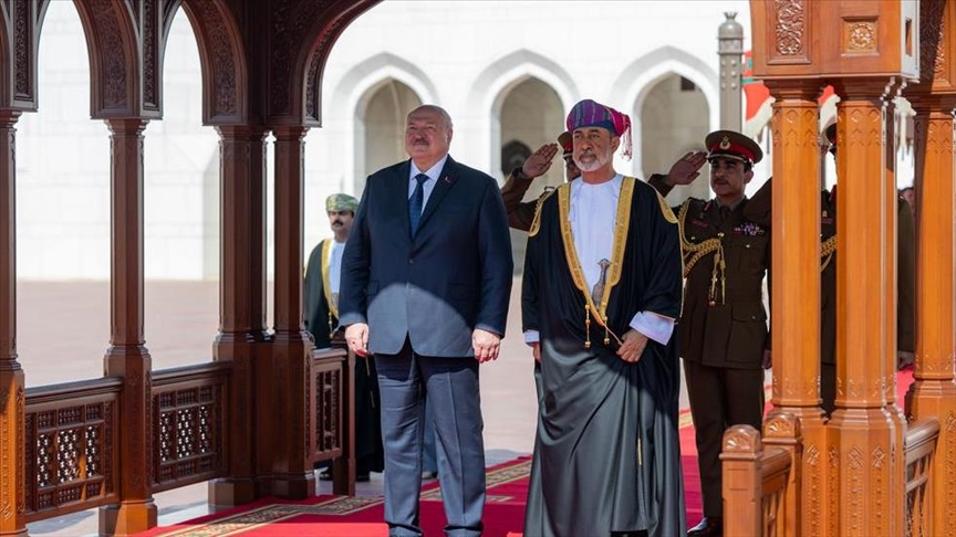 سلطان عمان ورئيس بيلاروسيا يبحثان تعزيز التعاون والشراكة