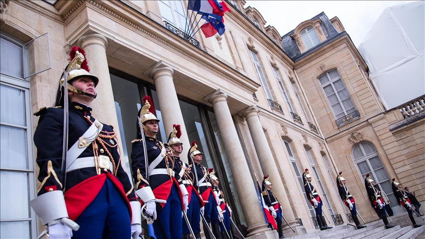 Fireworks fired toward presidential residence in Paris