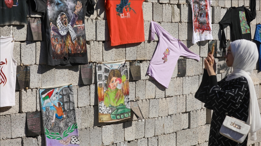 ملابس من تحت الأنقاض.. معرض فني يوثق الإبادة الإسرائيلية بغزة