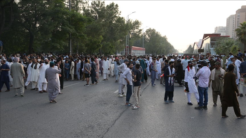 Thousands attend memorial for protesters in Pakistan