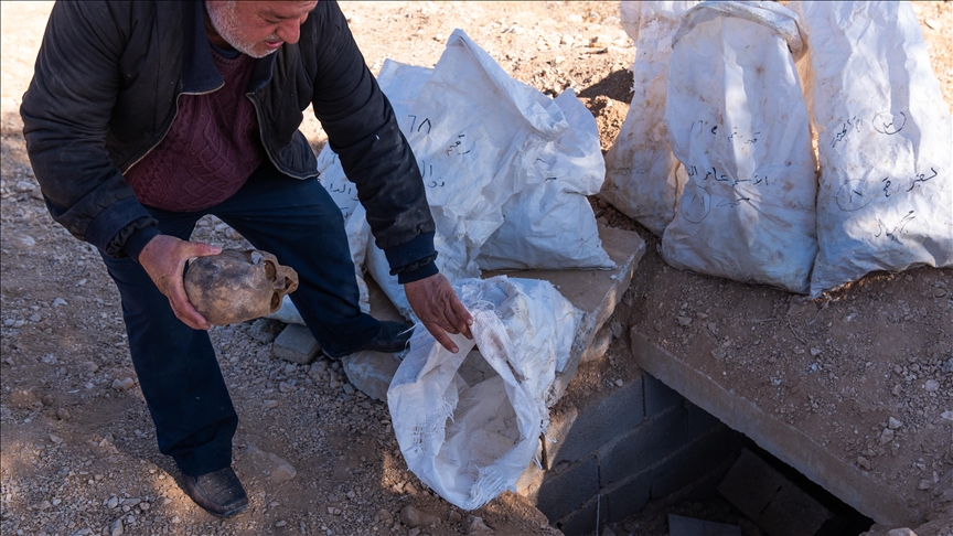 AA, Şam'da ceset kalıntılarıyla dolu çuvalların bulunduğu yeni toplu mezarı görüntüledi
