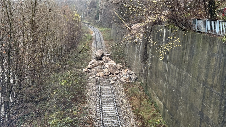 Karabük'te yamaçtan düşen kayalar demir yolunu ulaşıma kapattı