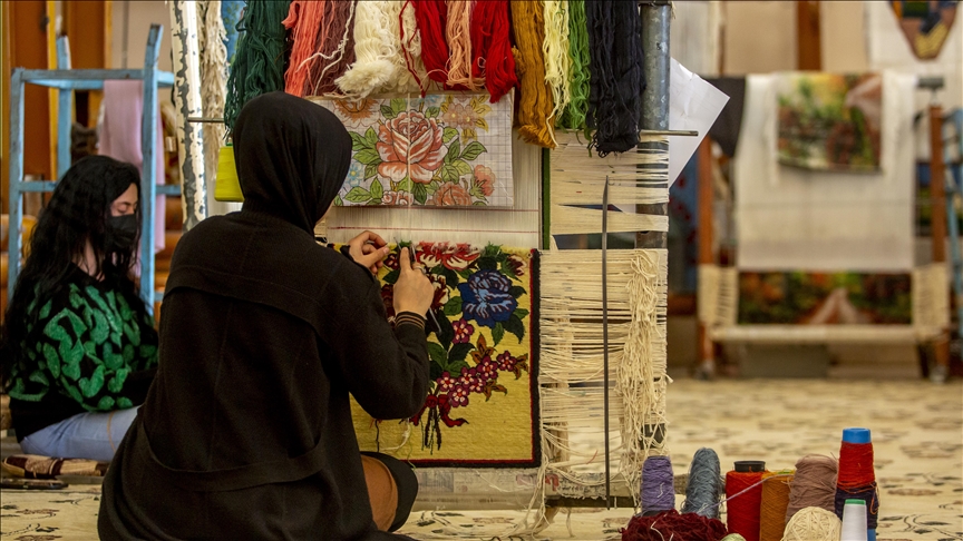 کارگەی مافووری ھەریر ٢٦ ساڵە لە ڕێگای کاری دەستییەوە فەرش دەچنێت