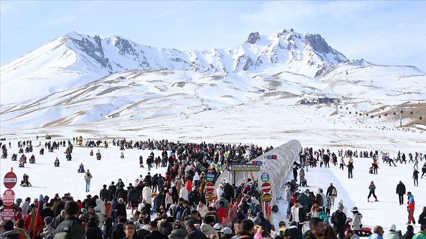 Erciyes Kayak Merkezi, hafta sonunda 70 bin ziyaretçi ağırladı