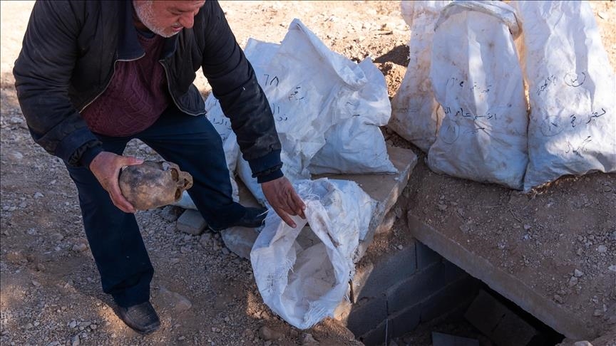 Anadolu captures footage of new mass grave uncovered near Damascus, Syria