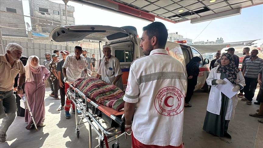 مصادر طبية: شهداء وجرحى أمام مشفى "كمال عدوان" لا نستطيع إنقاذهم