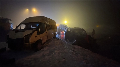 D-100 kara yolu Bolu Dağı geçişindeki zincirleme trafik kazasında 6 kişi yaralandı