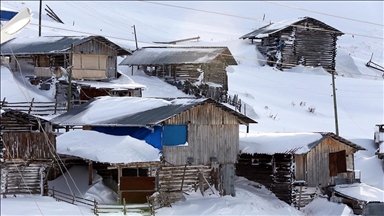 Ardahan'da yayla evleri karla kaplandı