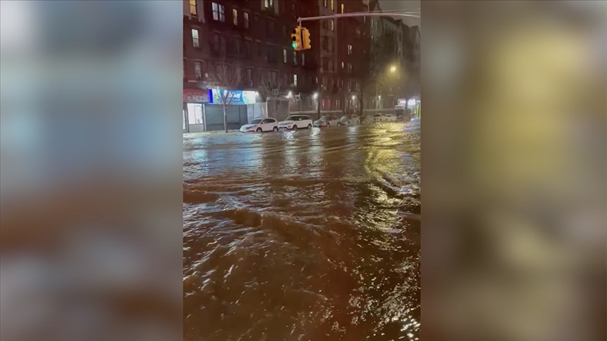 New York'ta patlayan su borusu sokakları sular altında bıraktı