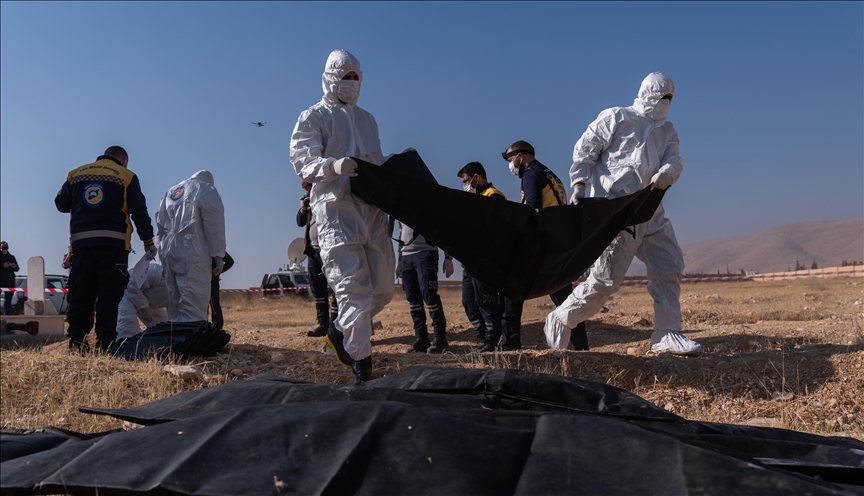 سوريا.. الدفاع المدني يبدأ البحث بمقبرة جماعية رصدتها الأناضول