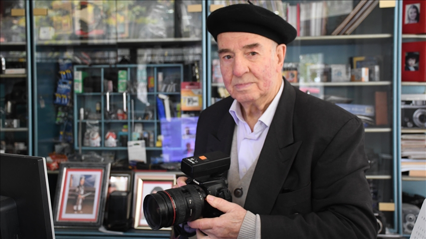 Fotografi kosovar Ispahiu vazhdon të punojë në studion e tij në moshën 90-vjeçare