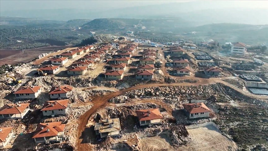 Hatay Altınözü'ndeki kırsal afet konutlarının yapımı sürüyor 