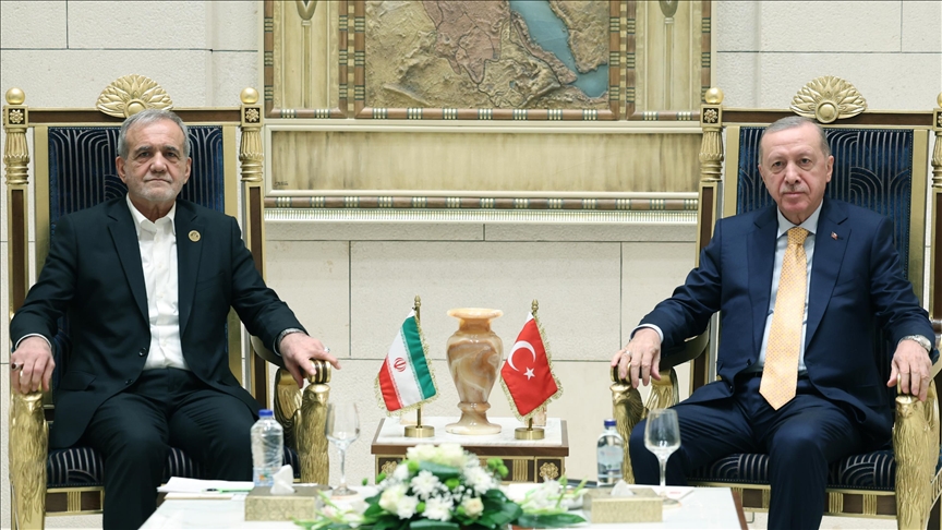 Turkish President Erdogan meets Iranian counterpart Pezeshkian in Cairo Turkish President Erdogan meets Iranian counterpart Pezeshkian in Cairo
